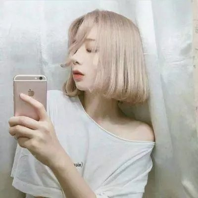 微光下的蓝色男孩